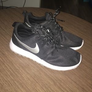 Nike Roche's black sneakers