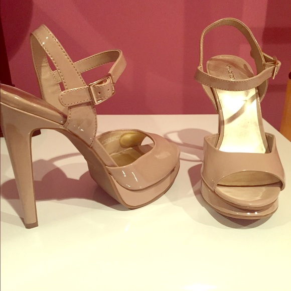 Nude patent leather platform pumps