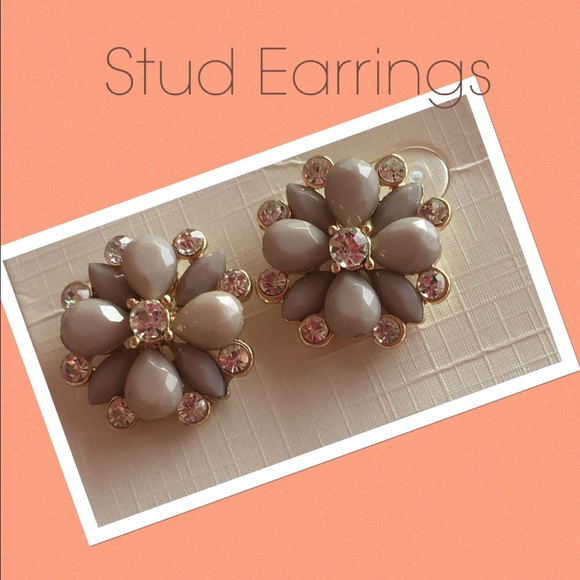 💞Beautiful Stud Earrings💞