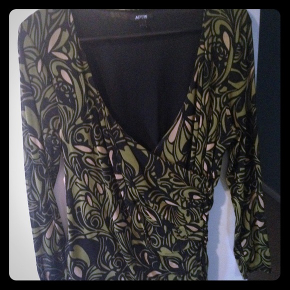 Fun retro top with criss cross neckline. - Picture 1 of 3