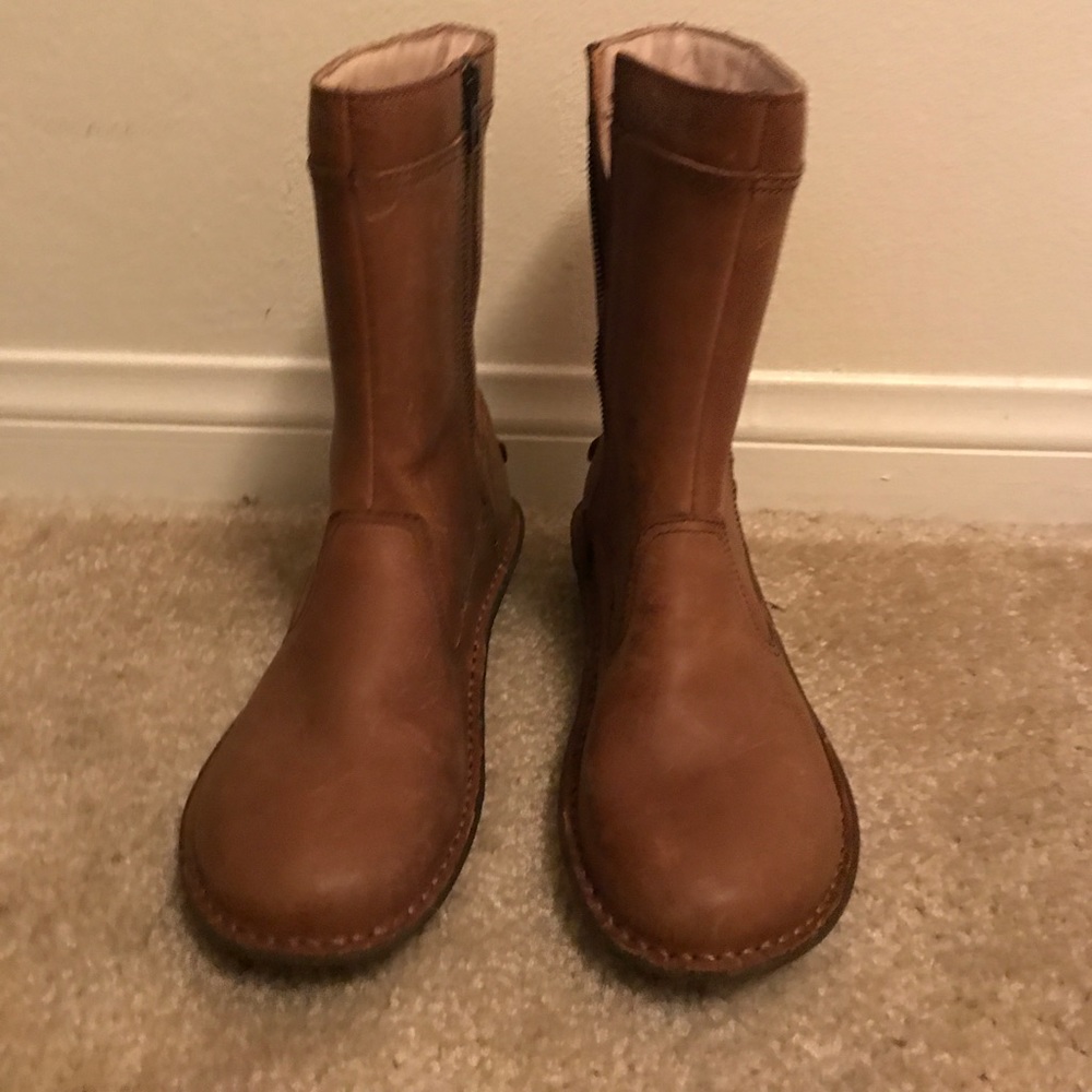 Ugg Neevah leather boots