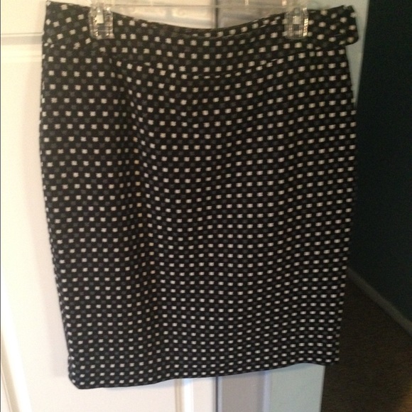 Classic skirt. Neutral colors. Size 12