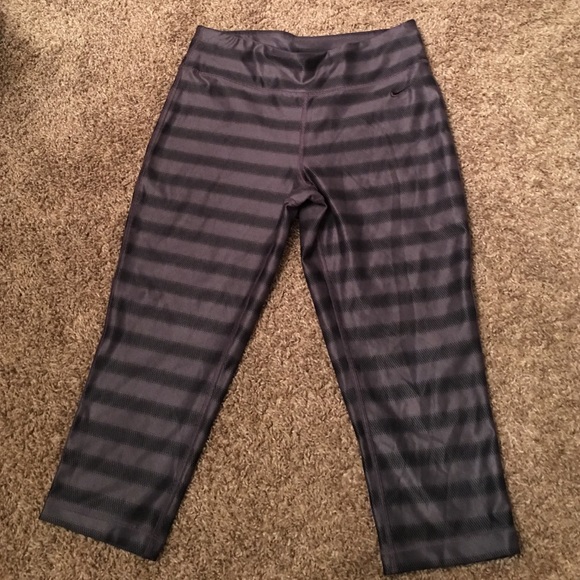 Nike crops - Picture 1 of 3