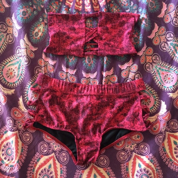LIVEFREE Bikini bandeau top & highwaisted bottoms