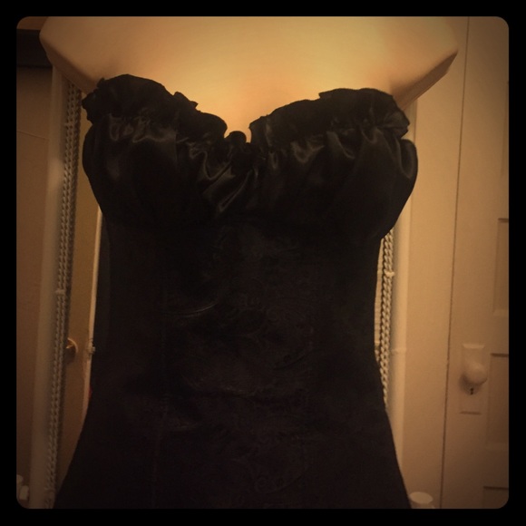 Black ruffled Corset