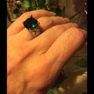 Beautiful emerald color stone ring