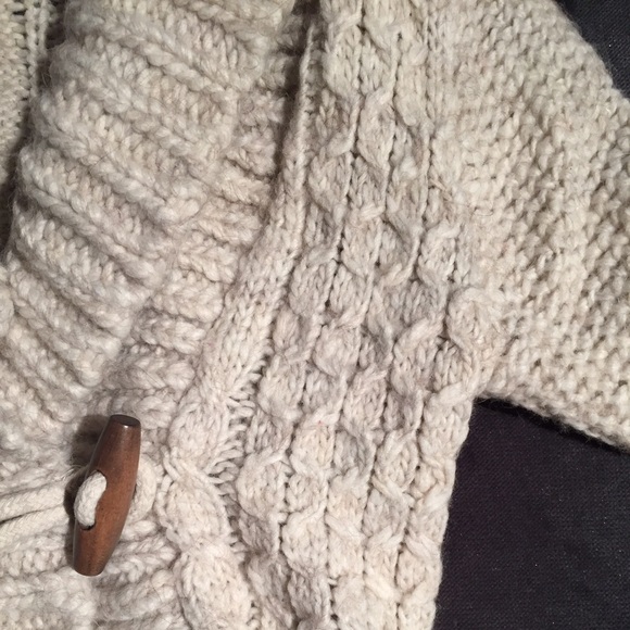 🚫SOLD🚫 CLEARANCE! Chunky AEO cable knit cardigan - Picture 3 of 4