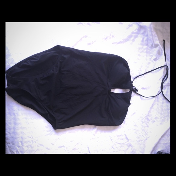 Anne Cole 1 Piece Bathing Suit w/ Key-Hole Detail