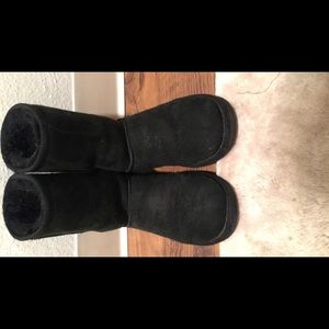 Black shirt UGGs
