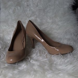 Nude pumps