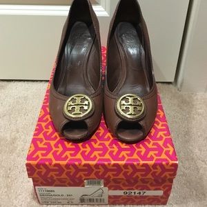 Tory Burch Aurelia-Landed Capra Leather Wedge