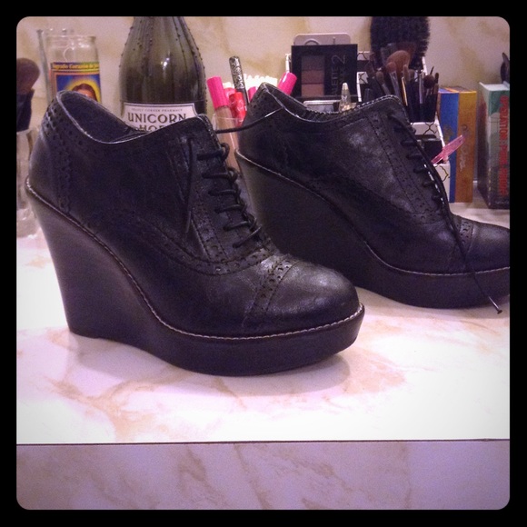 Black heeled oxfords