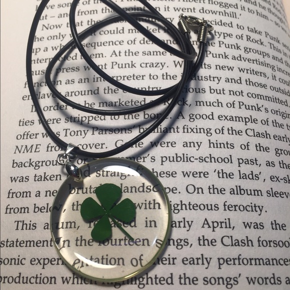 Pressed four leaf clover necklace - Picture 2 of 2