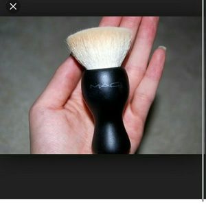 MAC COSMETICS #180 BUFFER BRUSH NEW, used once