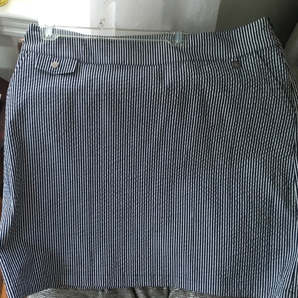 Size 16 Women's Ann Klein seersucker skirt.  🌞