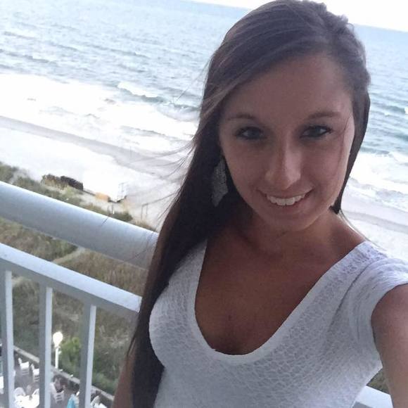 Meet your Posher, Nicole - Picture 1 of 1