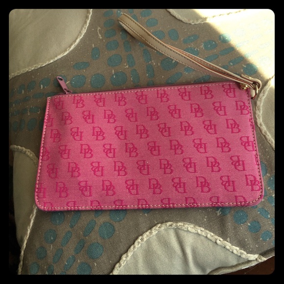 🌷Dooney & Bourke Pink Signature Print Wristlet🌷