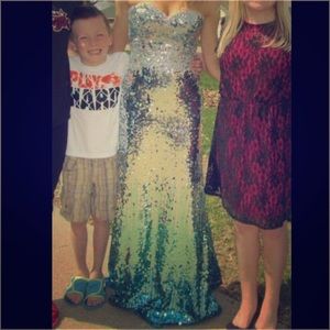 BEAUTIFUL prom dress!