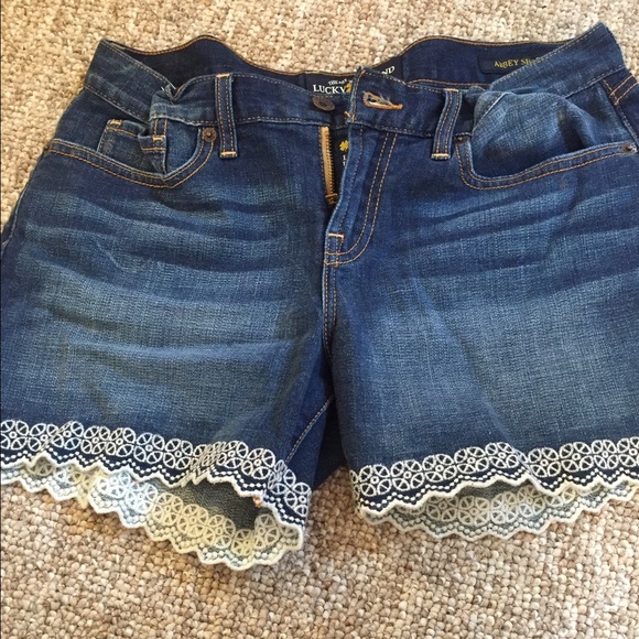 Awesome and stylish Lucky brand jean shorts sz 6!