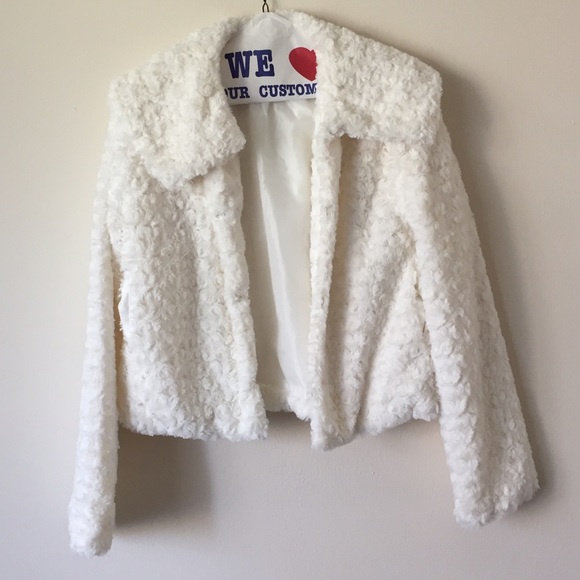 Faux fur white crop jacket with draped collar