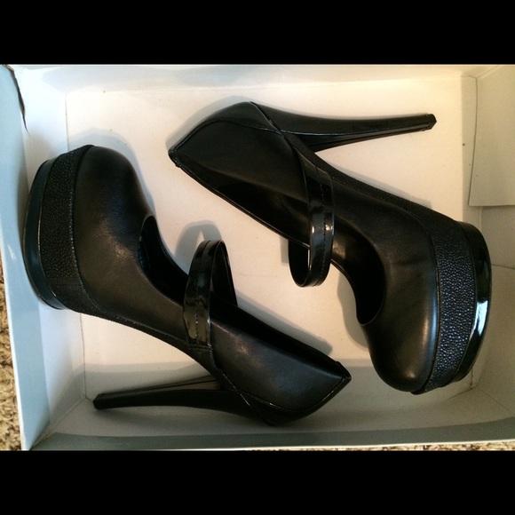 Jessica Simpson black pumps