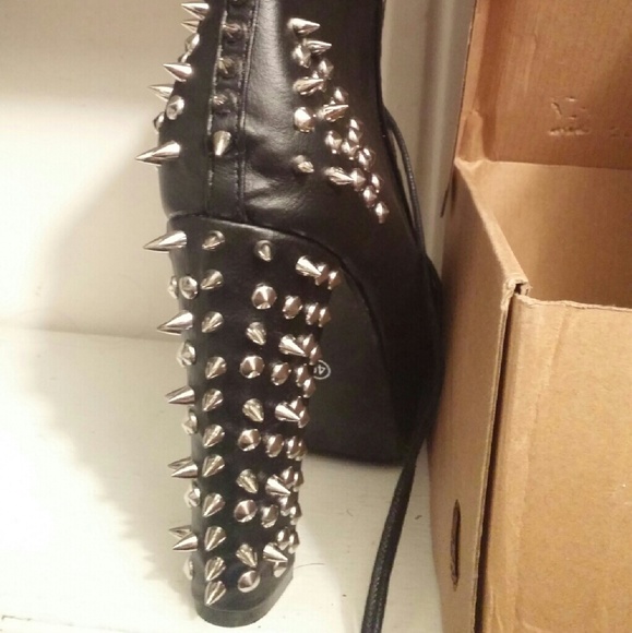 Boots - Picture 2 of 3