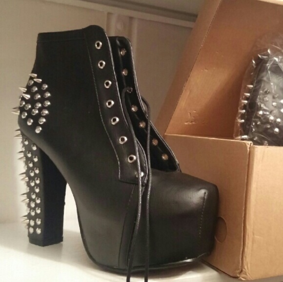 Boots - Picture 3 of 3