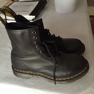 Black dr. Marten boots