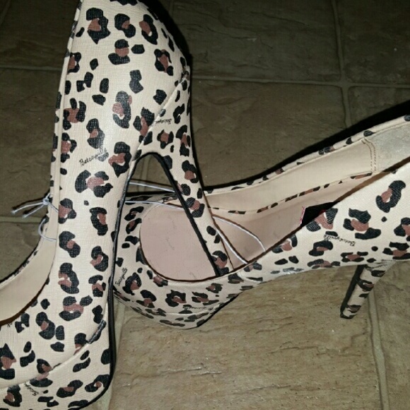 Betsey Johnson pumps leopard