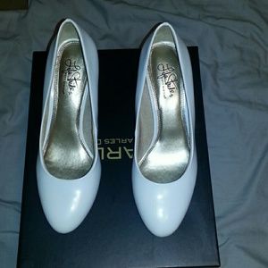SALE NVR WORN!!Womens white small heels