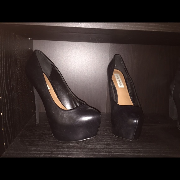 Steve Madden Black Platform Pumps