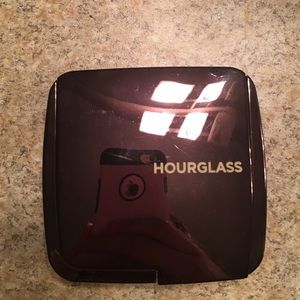 Hourglass ambient lighting powder