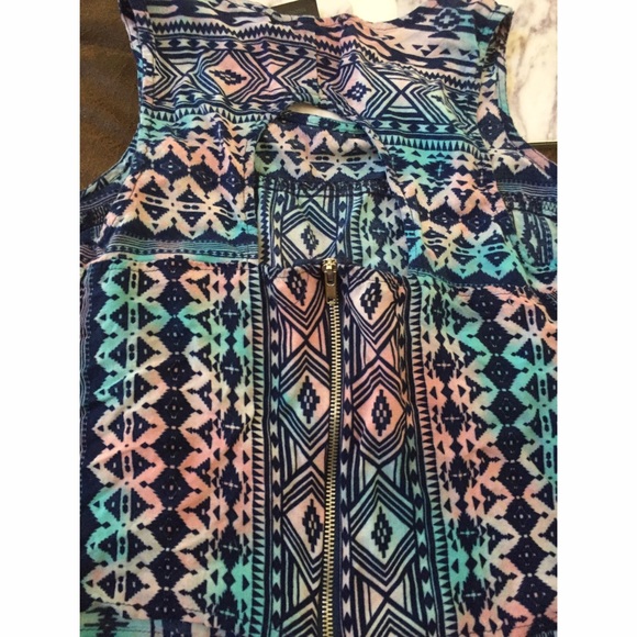Zippered Cutout Crop Tank - Picture 3 of 6