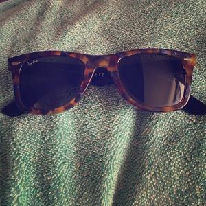 Wayfarer raybans😍