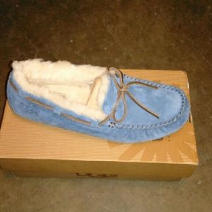 Ugg Daktota slippers beautiful blue and comfy