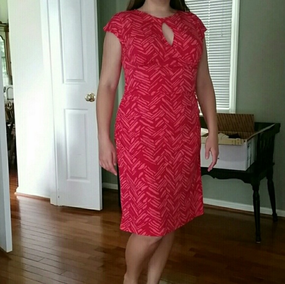 Pink midi jersey dress w/ side ruching and keyhole