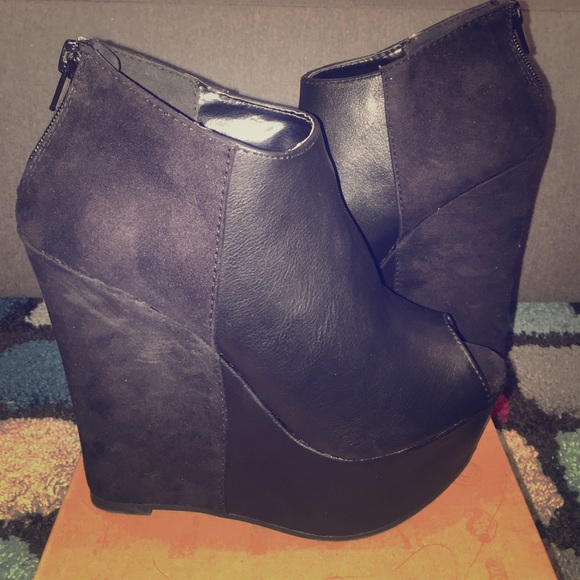 Black Wedges