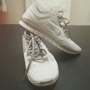 NIKE FREE 5.0 women size 7 / white