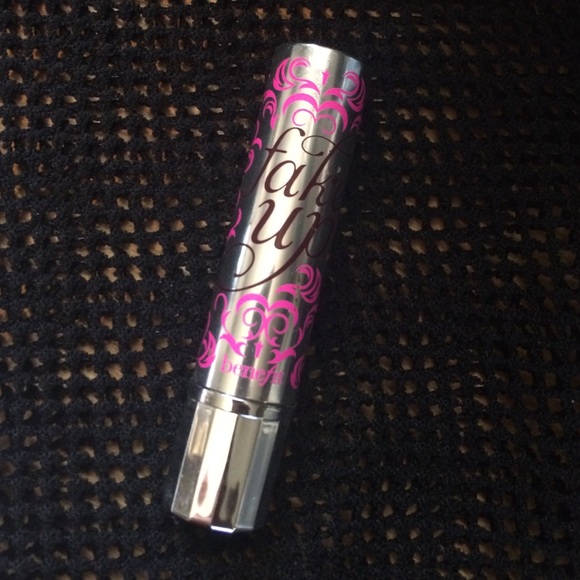 Benefit fake up concealer