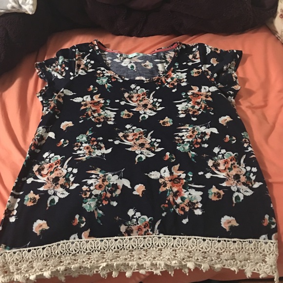 Floral T-shirt with crochet bottom