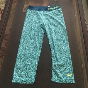 Nike pro crops