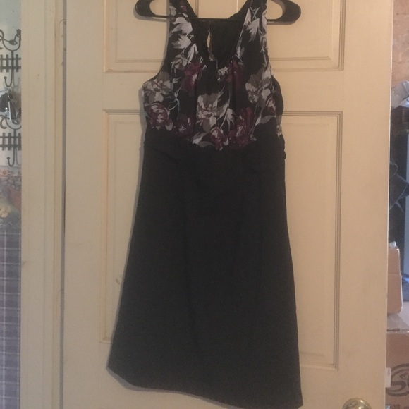 Black sleeveless knee length dress