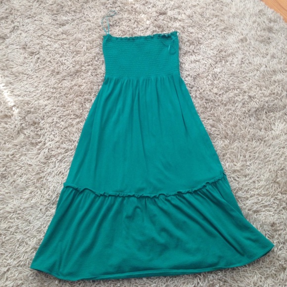 Gorgeous green strapless dress!
