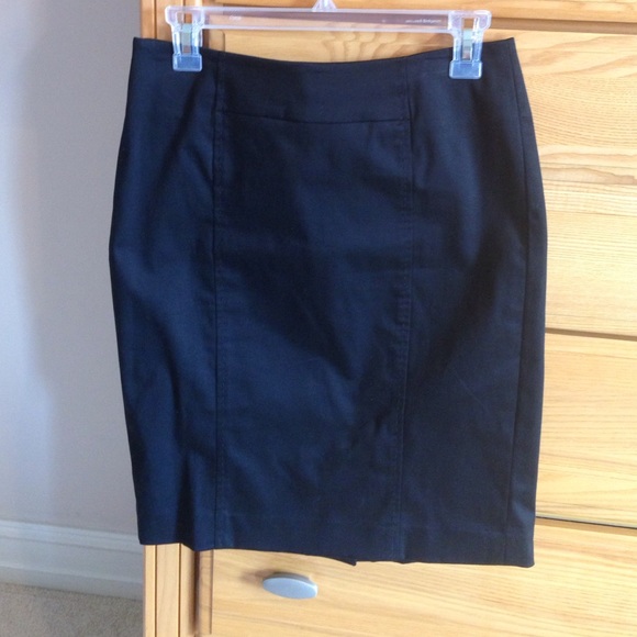 Black pencil skirt - Picture 1 of 3