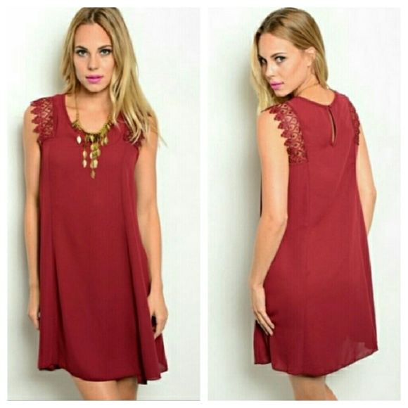 Boutique Dresses & Skirts - 🎉HP🎉 Scalloped crochet sleeve shift dress