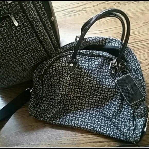 ❌❌SOLD❌❌Guess travel set - Picture 2 of 4