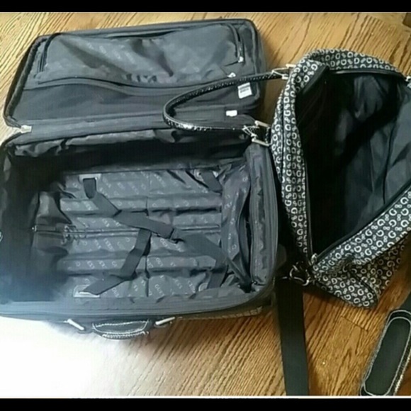 ❌❌SOLD❌❌Guess travel set - Picture 3 of 4