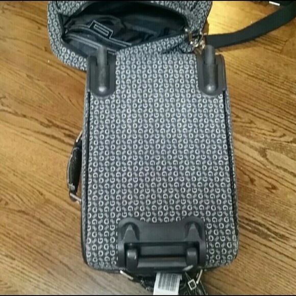 ❌❌SOLD❌❌Guess travel set - Picture 4 of 4