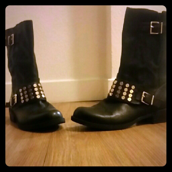 BLACK MOTOBOOT by Jessica Simpson