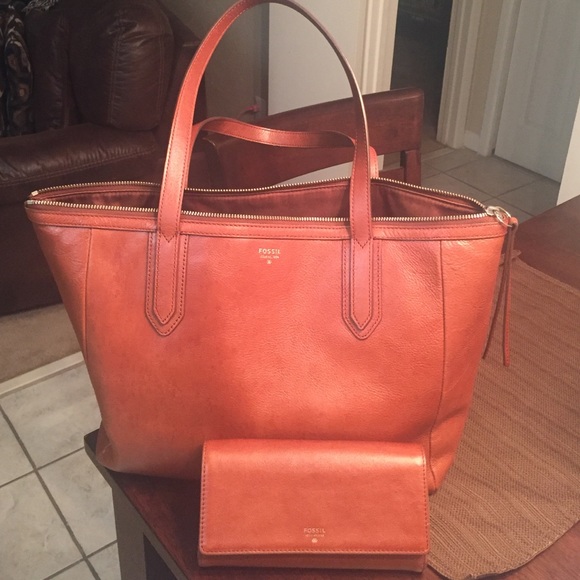 Authentic Fossil Tote with matching wallet.